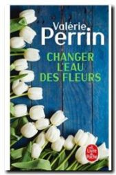 Changer l'eau des fleurs